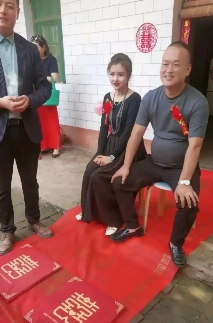 颜值好高的岳母，

不得不说，惊呆了啊。[大笑][大笑][大笑]