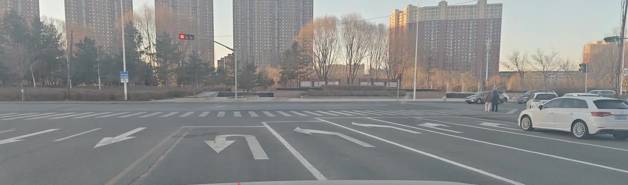 这是呼市赛罕区哈达路与银河北街丁字路口，红色箭头所指是专门的掉头车道，还有两条左