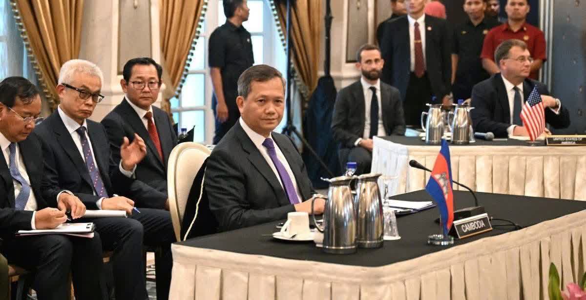 泰国和柬埔寨领导人，在马来西亚总理官邸，就边境冲突举行会谈，马来西亚做东，中国和