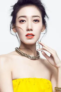 在娱乐圈这个充满变数的世界里，演员高露做出了一个让她无比笃定的选择。她曾透露，这