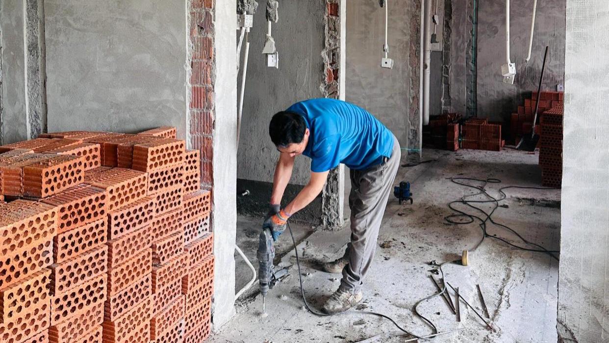 装修不去现场，工人会有哪些“骚操作”？网友：能气到哭！