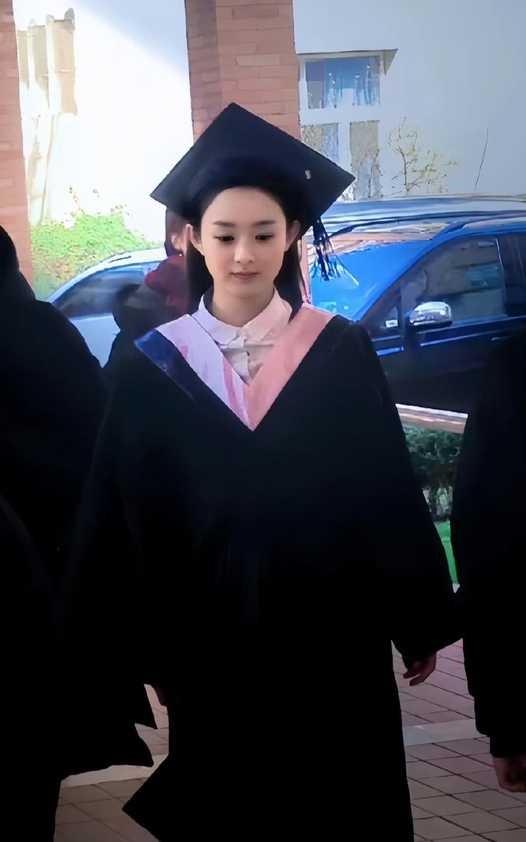 哇！是谁分享了这么可爱的宋暖照片！眼瞅着毕业季就要来了，祝大伙儿毕业开心，以后的
