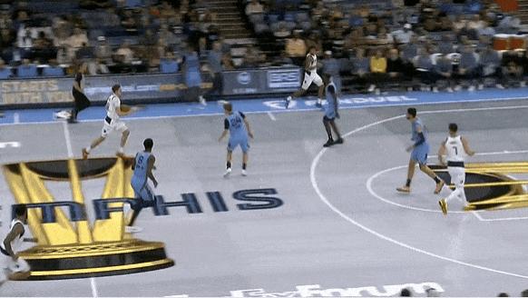 弗拉格突破被阻选择回传，但内姆布哈德还没过半场