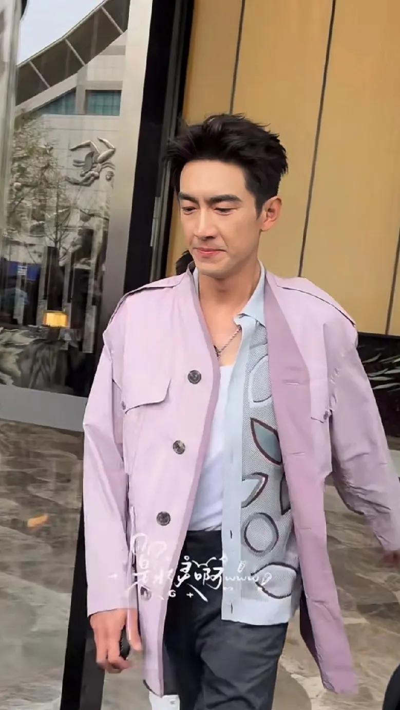    他走路带风，恰是少年。这小子只要不说话，看着也是很帅的，魅力无限哈！
  