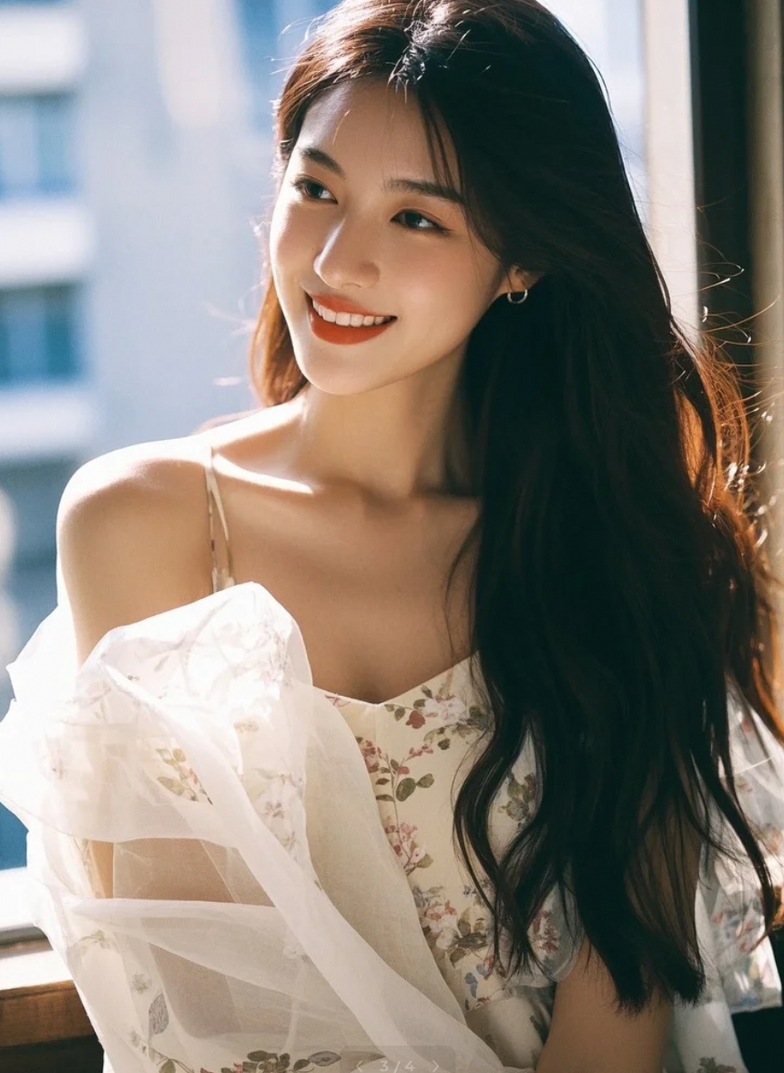 午后阳光洒落在她的肩头，她在光影里悄悄勾动人心