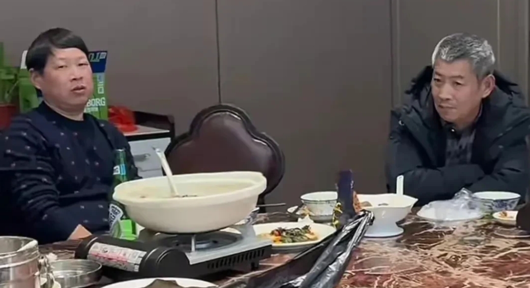 湖南，一男子正与女友吃饭，商量订婚事宜。原本两家谈得差不多了，结果女方用筷子翻菜