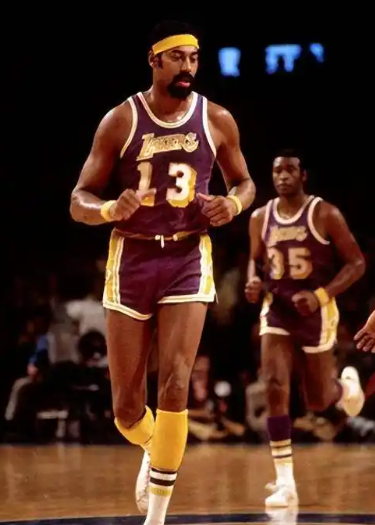 NBA历史上篮板能力顶尖的球星都有谁？

1. 张伯伦
历史篮板王（23924个