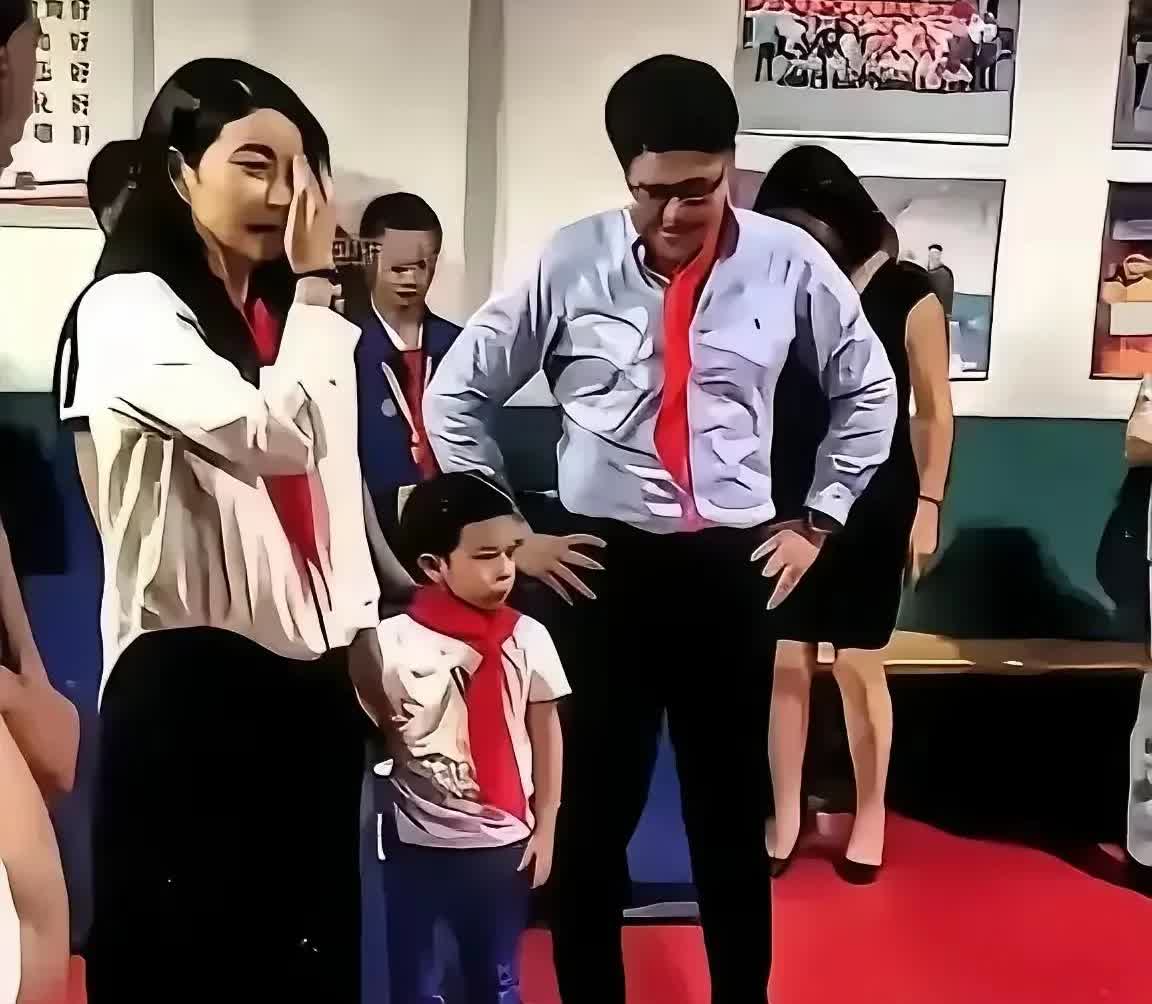 郭晶晶携全家返回保定故里，摒弃名人光环，迎接他们的皆是至亲挚友，乘坐的亦是朴素小