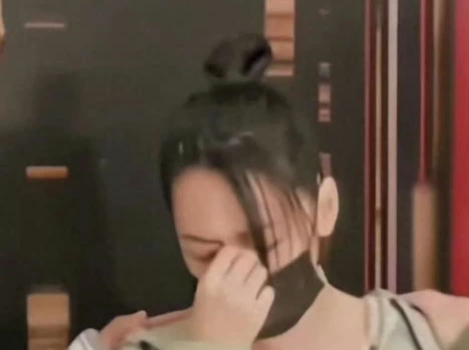 小S公开露面了，出席活动接受媒体专访。一开口就是泣不成声！哭得掩脸表示继续不了了