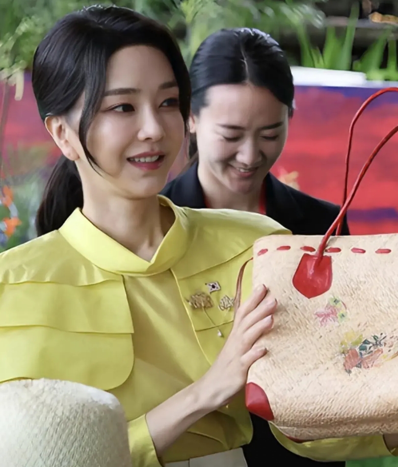 现在尹锡悦应该又开始头疼了吧。

不是自己出事了，而是自己的老婆被查了。

尹锡