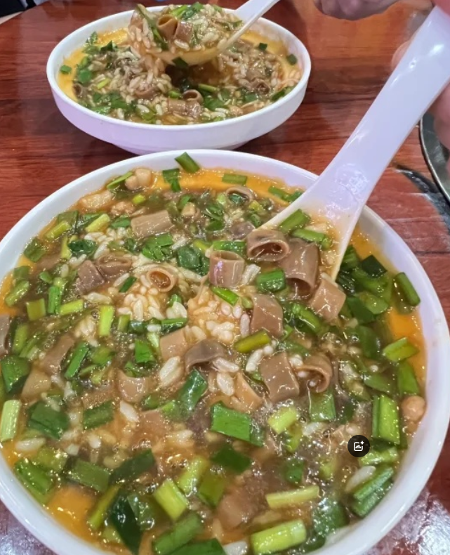 谁知道这个是哪里的美食？太好吃了，汤饭很稠，吃起来很脆！