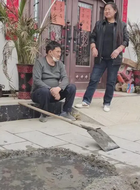 大衣哥一家的生活，看起来很是温馨。