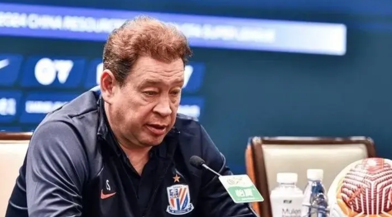 申花主帅斯卢茨基又一次展现了脑残式的换人，场下有于汉超和谢鹏飞，同时还剩两个换人