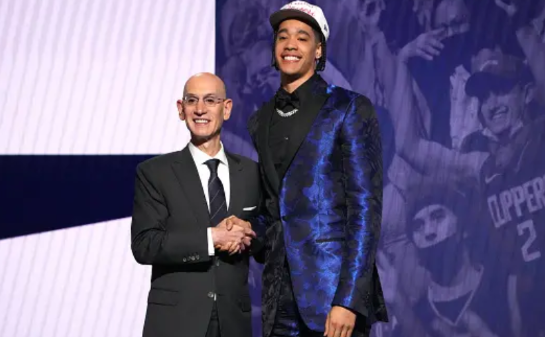 快船队在2025年NBA选秀中以第30顺位选中了雅尼克·科南·尼德豪泽。
科南·