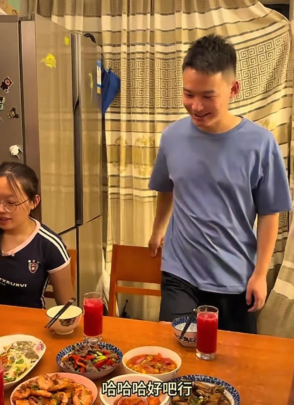 谢浩南这次回来变化真大！发型真丑？
以前谢浩南都是板寸头，头发短短的，稍微长长