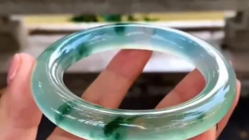 最近民间有一位农民家庭出生小哥盘的翡翠原石，自己估价千万，真是心有多大，价有多高啊！