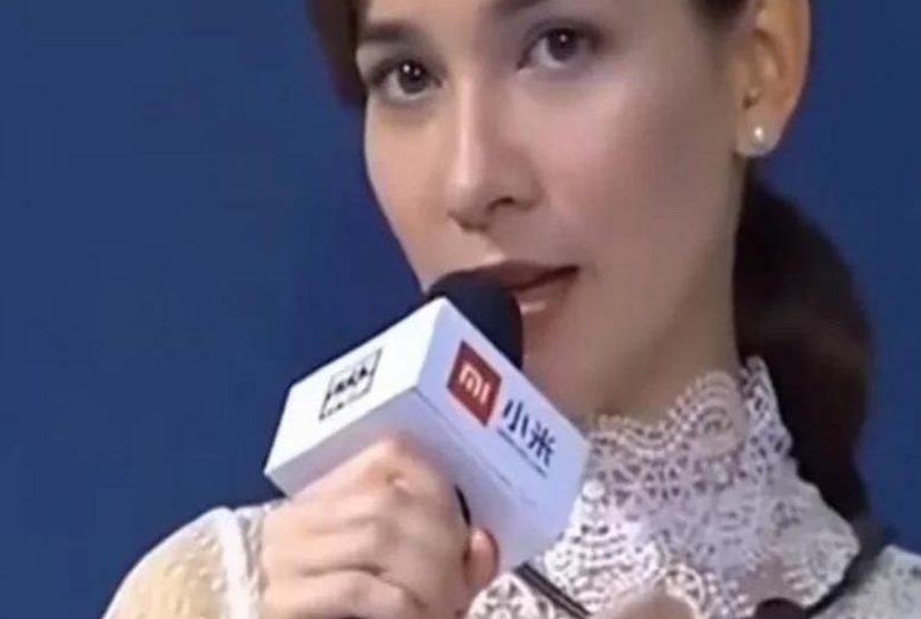 卢靖姗分享在好莱坞打拼的经历，那故事可太引人深思了。她回忆起，曾有个声名远扬的美