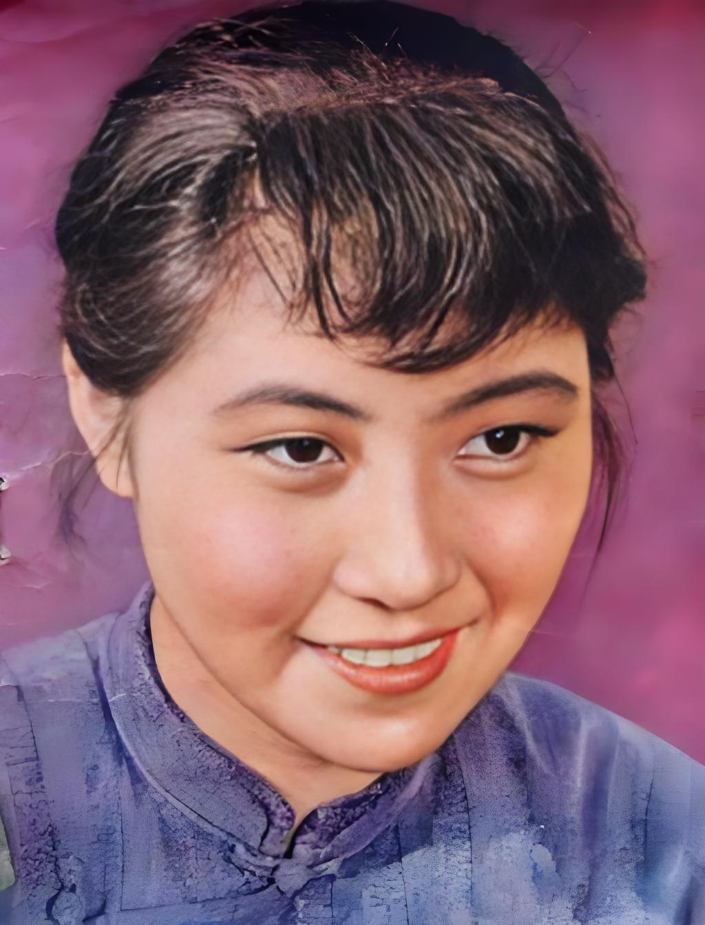 她1959年进入珠影厂，是珠影厂的老演员，六十年代初在影片《南海潮》中成功扮演女