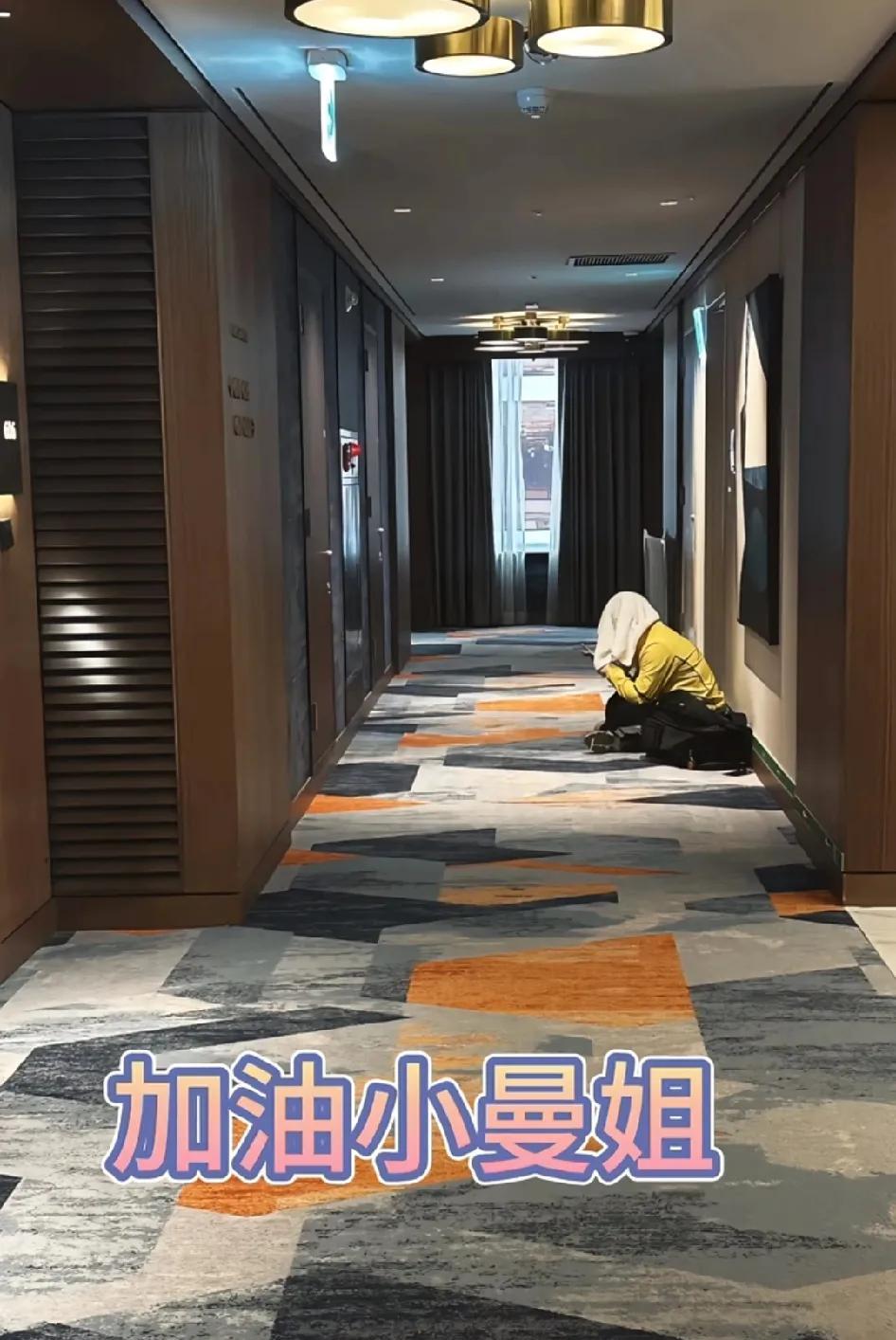 小曼姐今天输给张本美和后，自己在酒店走廊坐着，用毛巾蒙脑袋（据说球迷在同酒店拍的