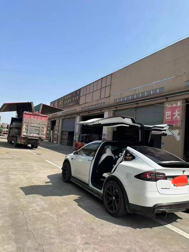 听说你也有鹰翼门
找到特斯拉的鹰翼门的灵感源泉了 
真是亲兄弟见面笑死了