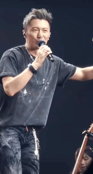 一直没明白谢霆锋当年为什么在演唱会上砸了吉他！
这么多年过去，昔日意气风发的少年