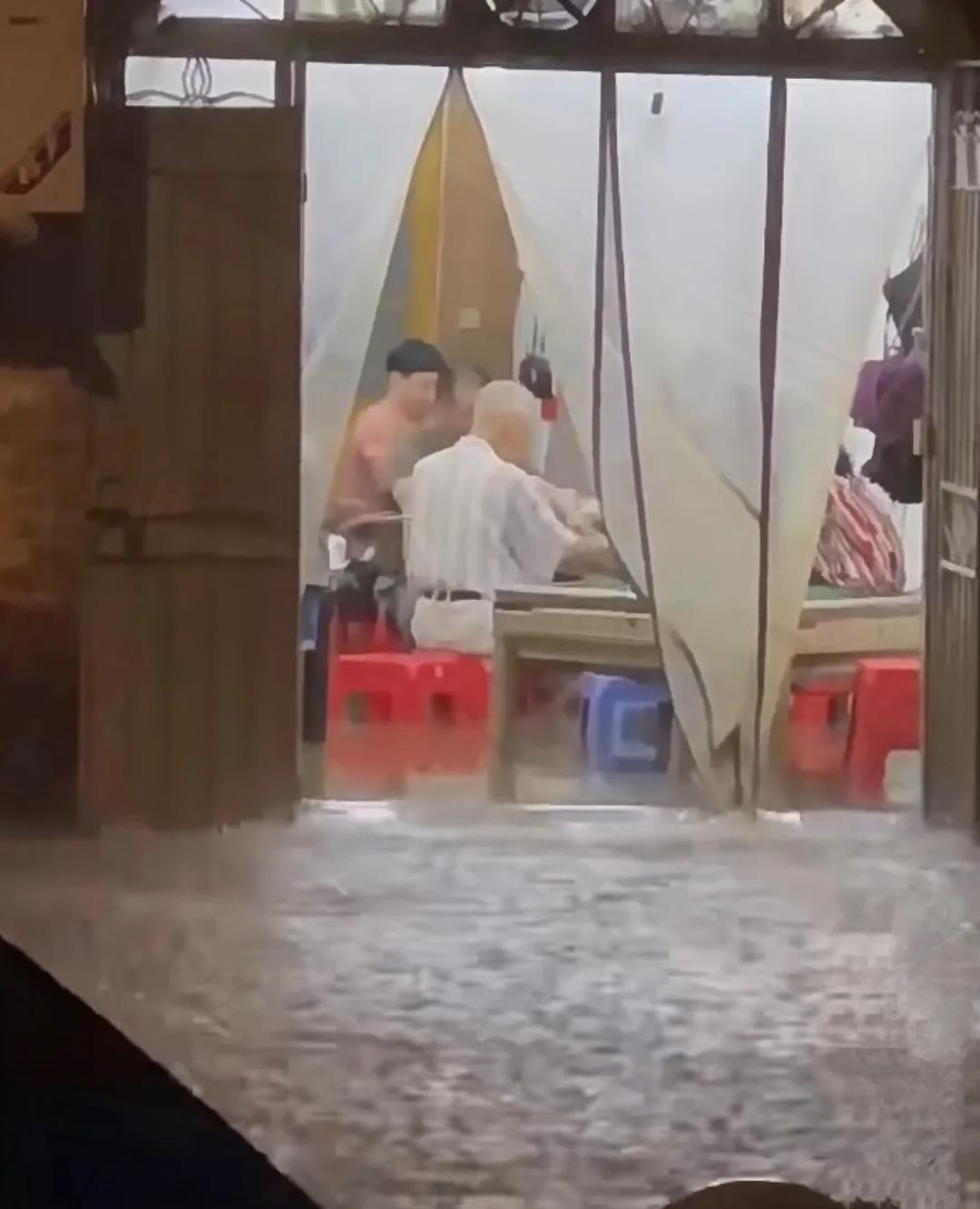 暴雨下到成都了！
四个老人上演雨中麻将
外面瓢泼大雨，都已经淹到小腿了
依然阻止