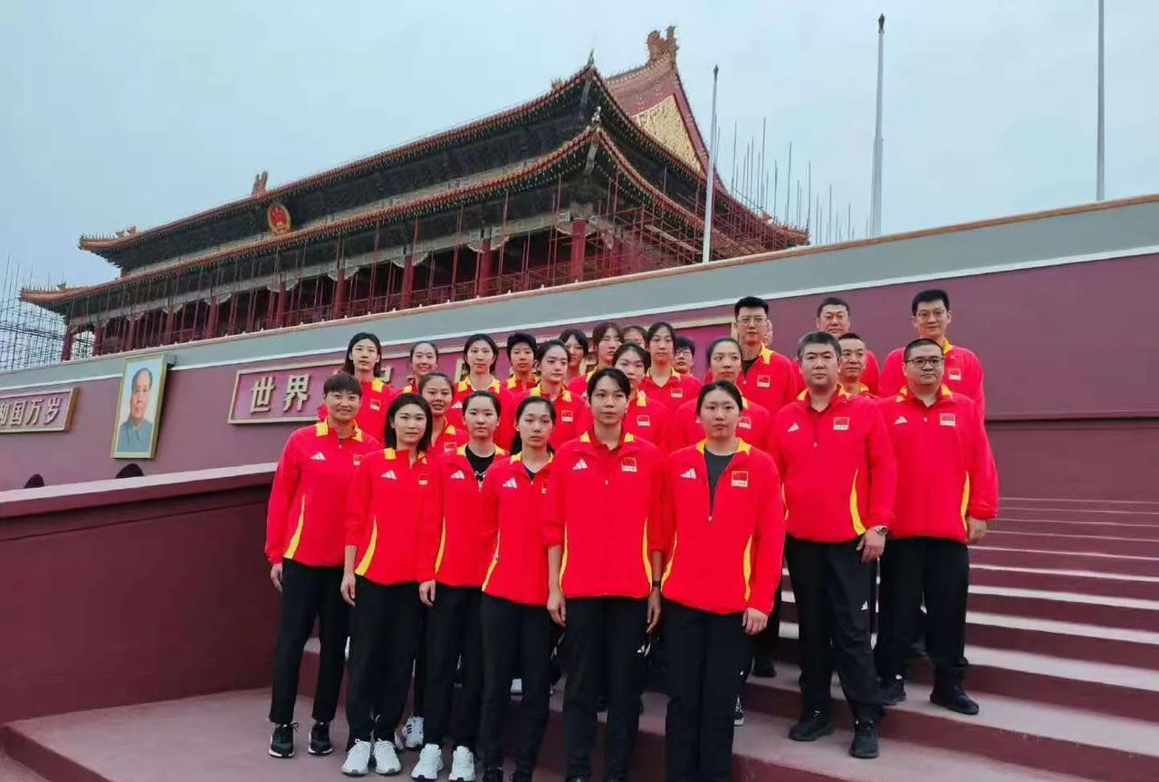 李盈莹缺席集体活动。从中国女排今日清晨观看升旗仪式的大合影来看，国家队总计有17