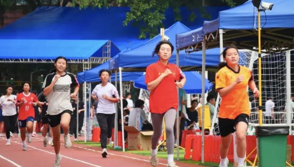 中学部八年级第十一周工作安排
一、上周工作小结：
1、上周重点工作是期中考试。整
