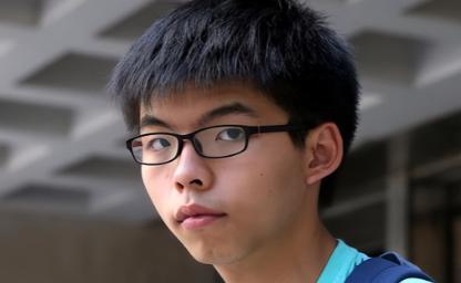 这就是叛国者的下场！28岁的黄之锋又在监狱里栽了！



黄之锋，这位曾经在香港
