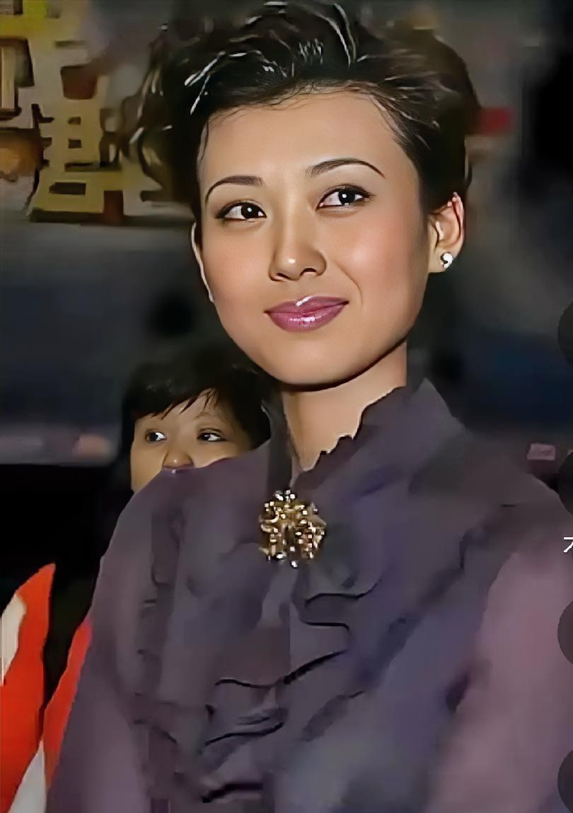 李红是央视公认的女神级人物！五官标致，神采奕奕，虽年近半百依然光彩照人。
她也是