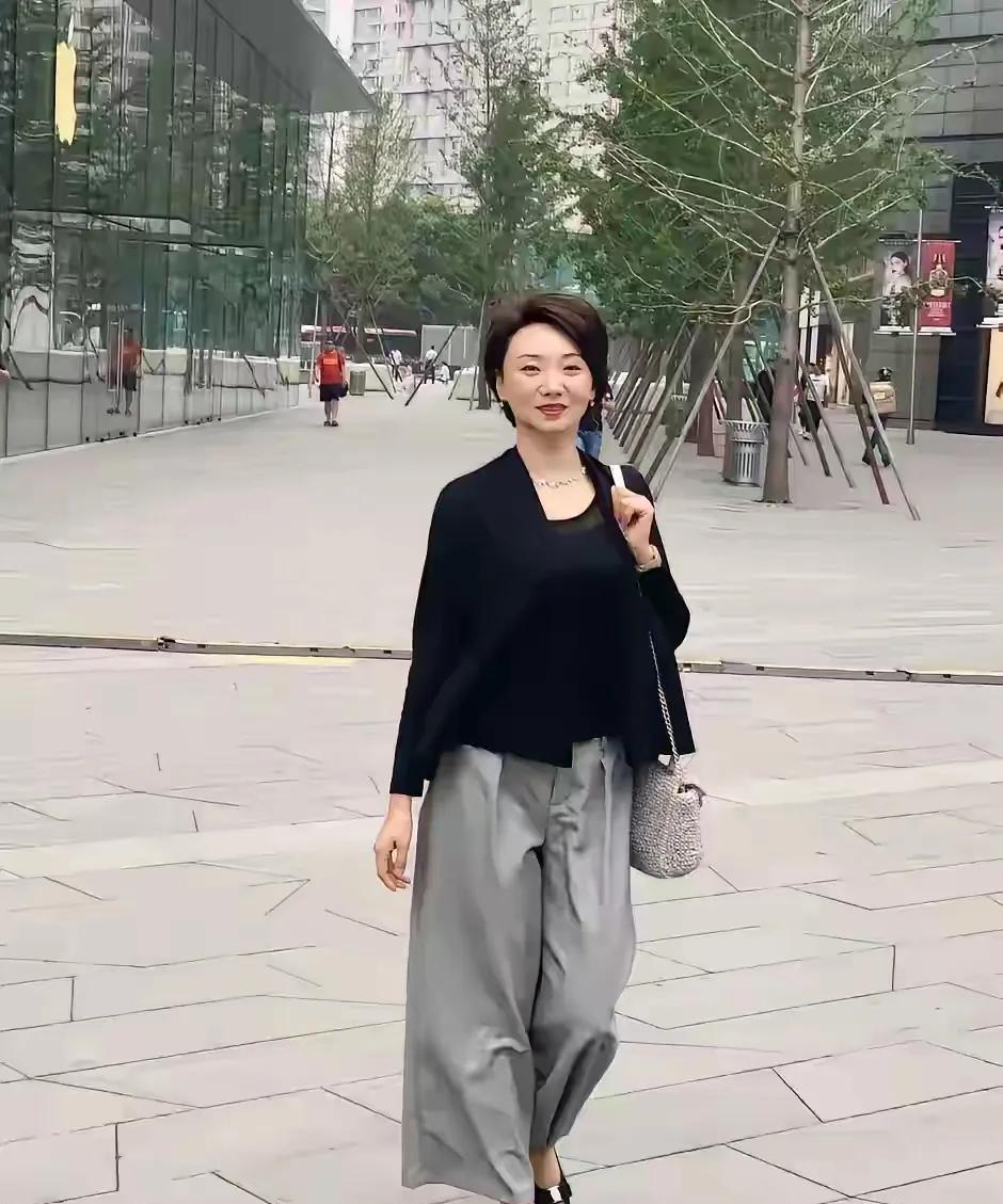 照片上的这位美女，身材高挑，穿搭时尚，姿容靓丽，优雅知性。她不但是一位时尚美女，