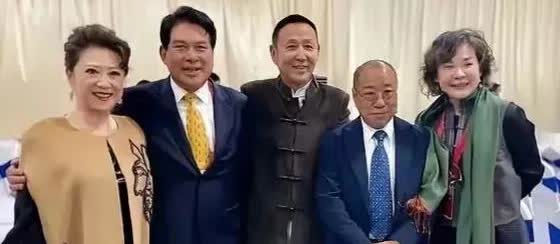 王馥丽，朱时茂，陈道明，吴天明，丛珊在一起，笑容满面，笑容灿烂，喜笑颜开，温暖又