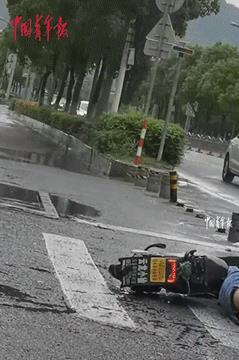 看哭了！浙江宁波，一女子在家中打扫卫生时，隐约间听到窗外有人在哭喊，好像是在喊爸
