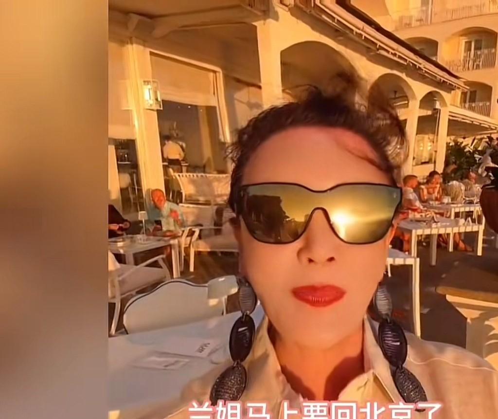 那边s妈置两个女儿脸面于不顾，公然在网上招友陪伴（也不知她这么多年是怎么为人的，