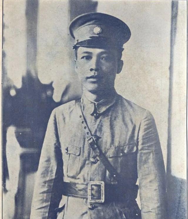 1916年，16岁莫秀英跪在地上，拽着丈夫衣角苦苦哀求：“别赶我走。”丈夫不耐烦