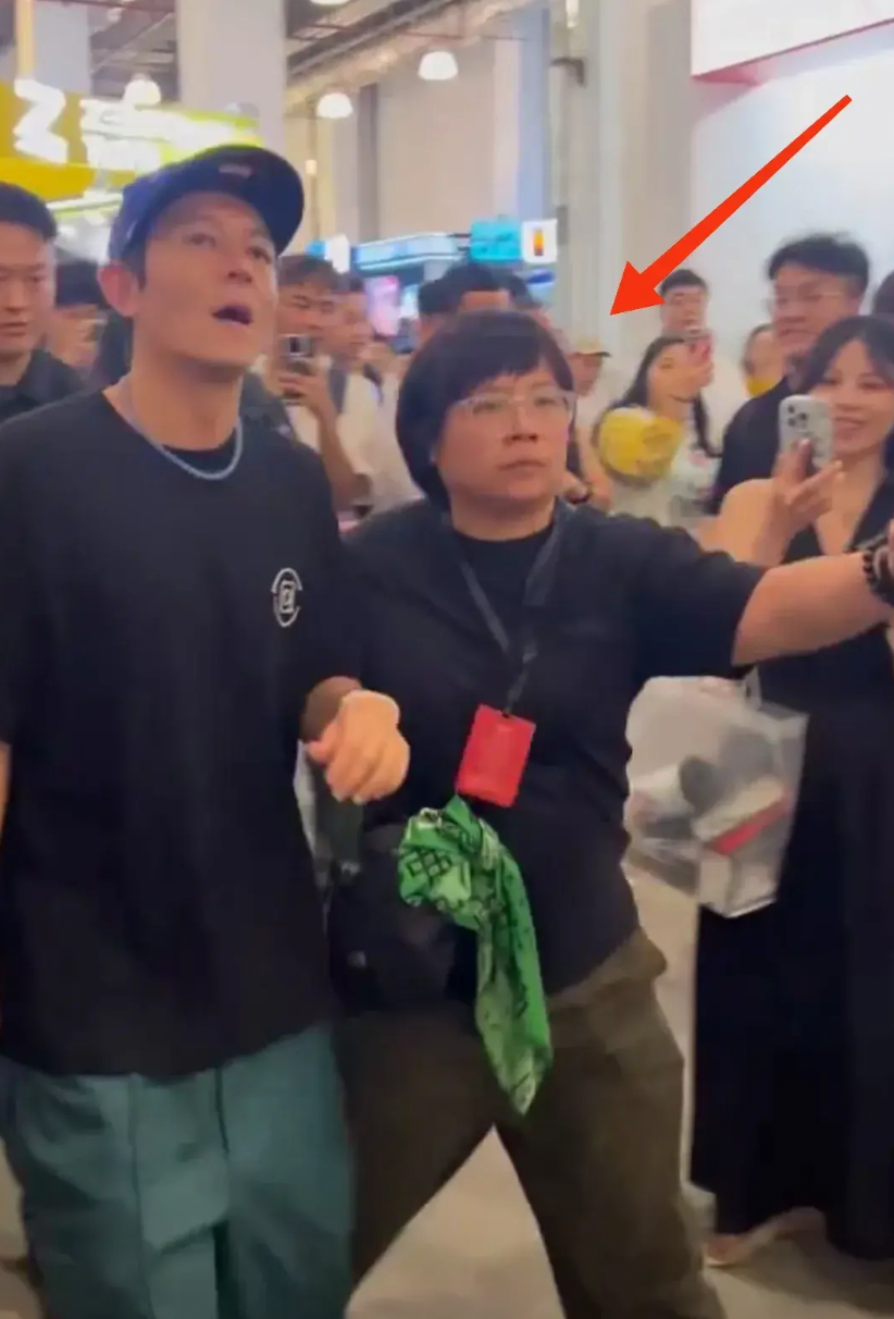 陈冠希高调出席活动现场，一短发女工作人员走出“八两金”的气势！
近日，陈冠希出席