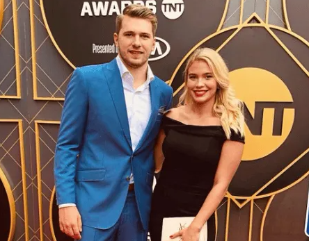 据湖人媒体报道，东契奇目前已返回斯洛文尼亚，迎接他第二个孩子的出生。
东契奇与未