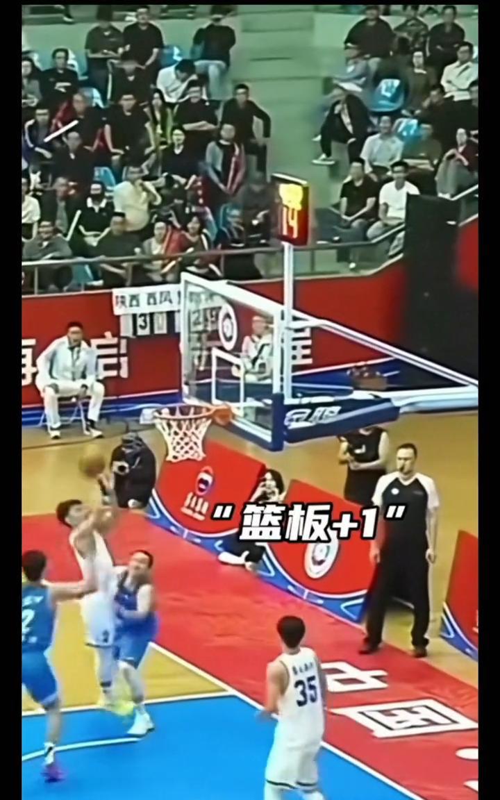 怎么打球？篮板+1，三分+1，真的太全能了。