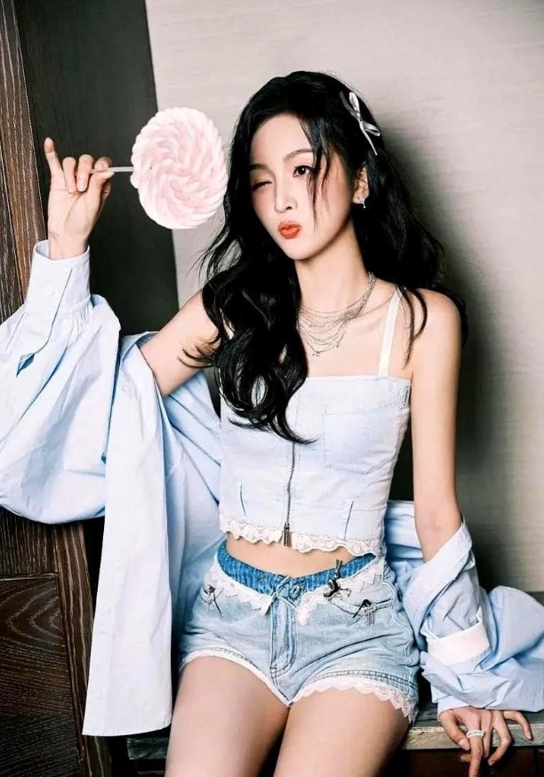 王蓉被淘汰，我忍了，大不了当她是去玩了一圈。
何泓姗离开，我也把这口气憋回去，想
