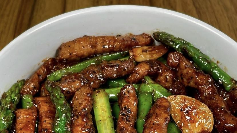 一人干掉一整盘！这道芦笋炒牛肉，香到筷子打架！