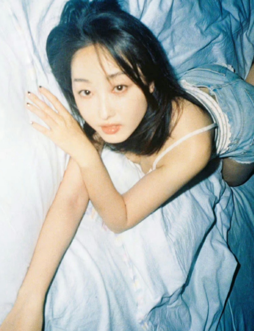 蒋梦婕的夜色氛围感美照，超可以的！