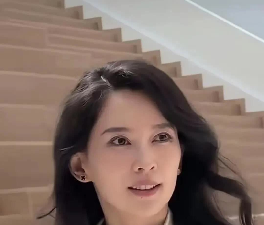章子怡不得不面对现实啊！大家看森林北，别说男的了，我一个女的都忍不住看几眼， 难