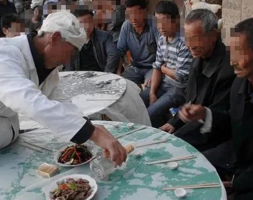 云南大理，母某甲为母亲办丧宴，设自助餐酒水自便，当晚，杨某赴宴与母某乙拼酒起了冲