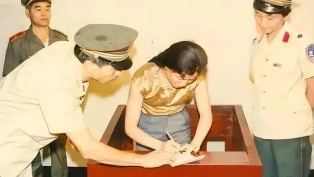她是第一个被执行死刑的女明星！1992年，备受瞩目的“刘三姐”程春莲，因受贿76