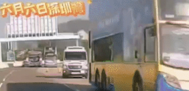 6月6日，深港高速某高架路段，警员正在路上处置交通事故，突然有辆客车撞了过来，不