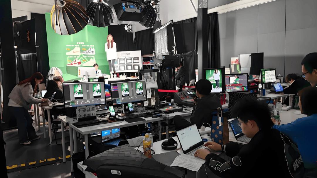 董宇辉vs李佳琦，为什么人生导师“赢了”价格杀手？