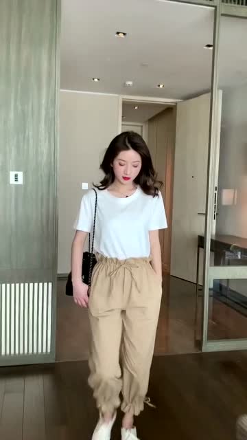 笑话：大妈上了公交车，投了一块钱。司机说：“两块！”大妈回答：“可不是嘛，这天儿