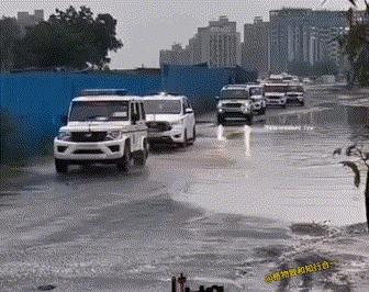 莫迪老仙外出巡视，也不得不忍受车辆颠簸之苦，糟糕的基建惟一的好处，就是它对每个人