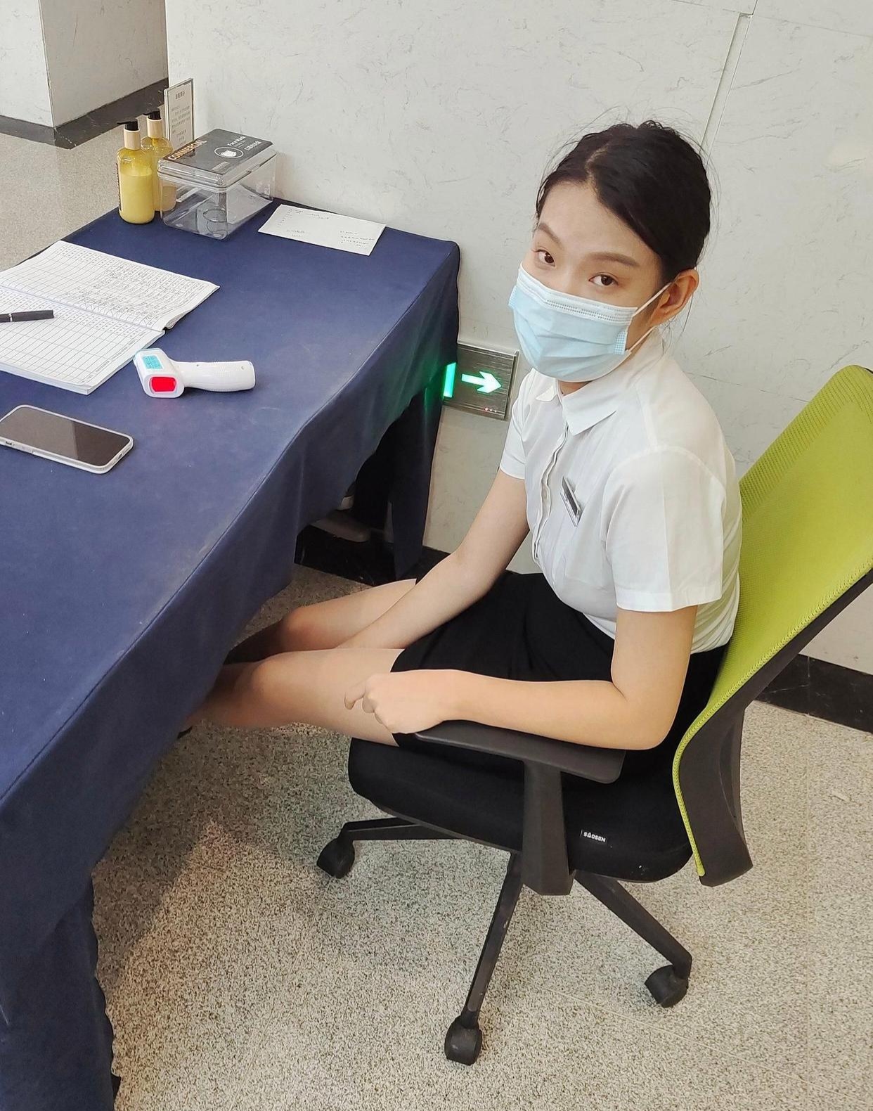 深夜躺在床上，思念如潮水般涌来，想起异地的恋人，那些不能陪伴在彼此身边的日子，既