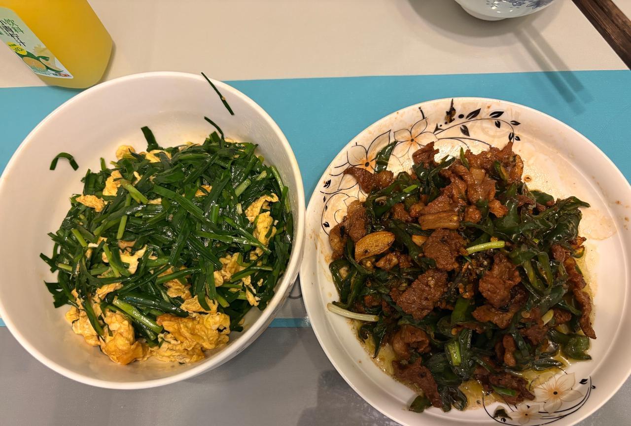 绝了这个小炒肉！实在是太好吃太下饭。
我说要减肥的，但是家里只有我和老公两个人，